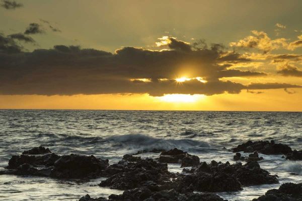USA, Hawaii, Maui, Kihei Scenic of ocean sunset